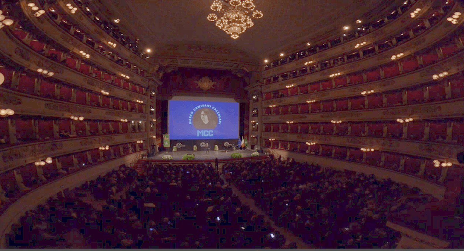 Marco Camisani Calzolari sul palco del Teatro alla Scala di Milano, platea piena